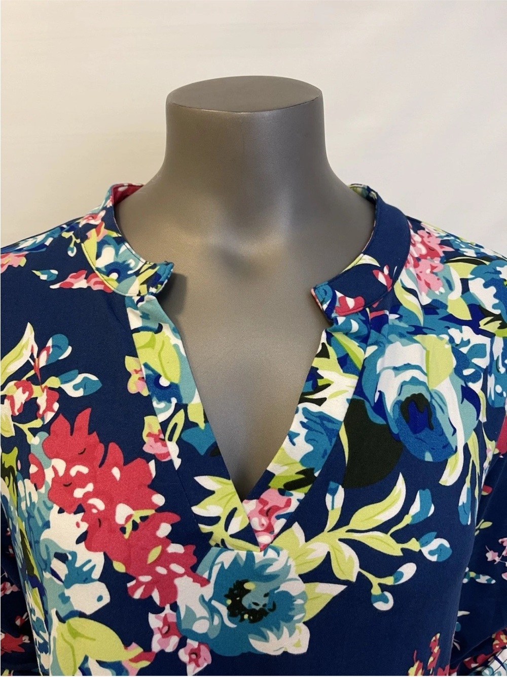 Othyroce Blouse Woman’s 1X Blue Floral Roll Up Sleeve Pleated Back Colorful Work - Picture 5 of 11